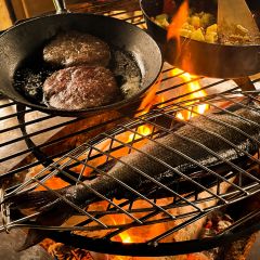 Det är populärt att grilla fisk eller renburgare i grillkåtan