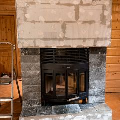 Vi installerar en ny, mer effektiv kamin i stugan Freja