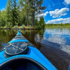 Paddla med Prijon-kajaken på sjön längs Ljungan