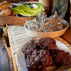 Tillaga dina renburgare över öppen eld i grillkåtan