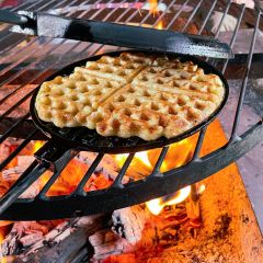 Våfflorna från gjutjärnspannan över elden är de bästa