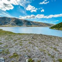 Blick auf die Dörrsjöarna und den Hundshögen im Oviksfjäll