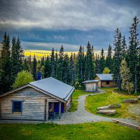 Blick vom Dach beim Schornsteinkehren auf die Ferienhäuser in der Abendsonne