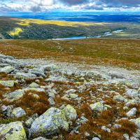 Aufstieg zum Hundshögen von der Rückseite und die Dörrsjöarna im Tal
