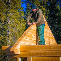 Dachgiebel verschrauben beim Haus Balder (2005)