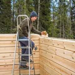 Hanf-Isolierung zwischen den Blockbohlen im Haus Ull (2005)