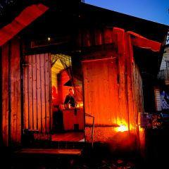 Zur blauen Stunde am wärmenden Feuer in der Grillhütte