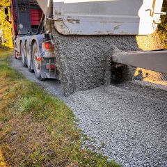 Die Einfahrt bekommt mit dem LKW neuen Kies im Herbst